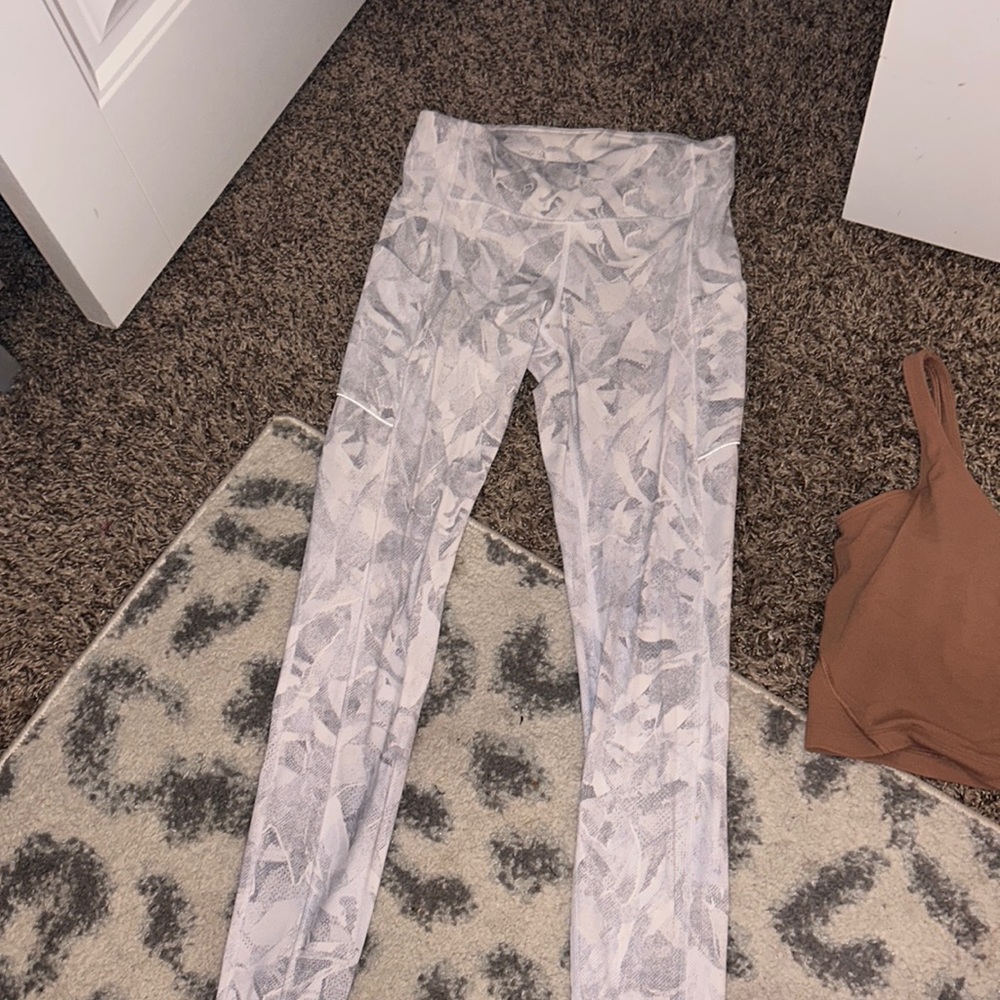 Lulu Eternal White Wave Speed Up Legging Size 6 BARELY WORN